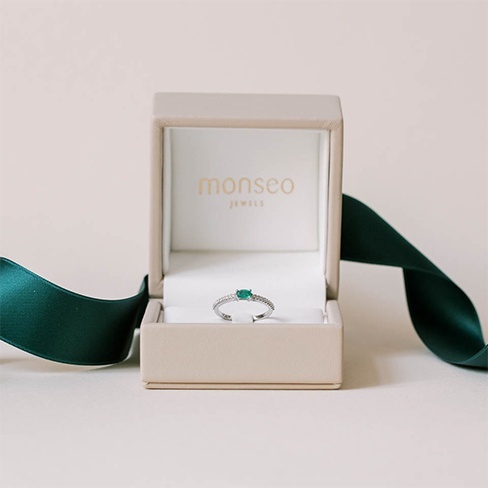 Monseo Anel Oval Ouro 19,2K Esmeralda Diamantes , em estojo para pedido casamento