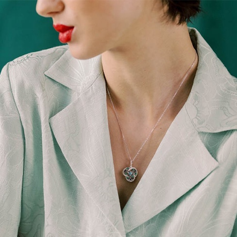 Colar Blue Blossom Ouro Branco 19,2K  Diamantes Topázio Azul. Joia elegante e sedutora.