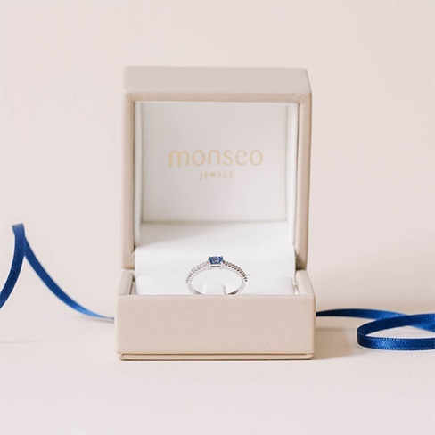 Monseo Anel Ouro Branco 19,2K Safira Oval Diamantes e estojo