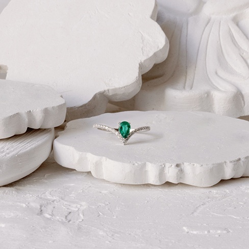 Anel de noivado esmeralda e diamantes. Compre online