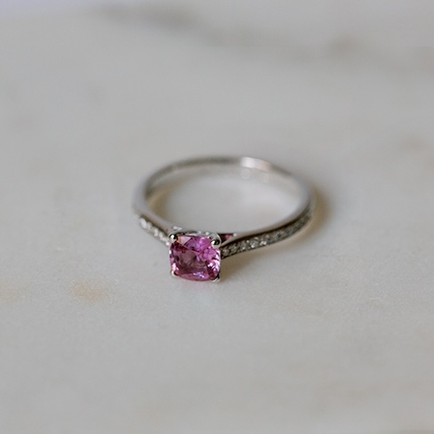 Bonito anel noivado para noivas que gostam do romantismo da cor rosa