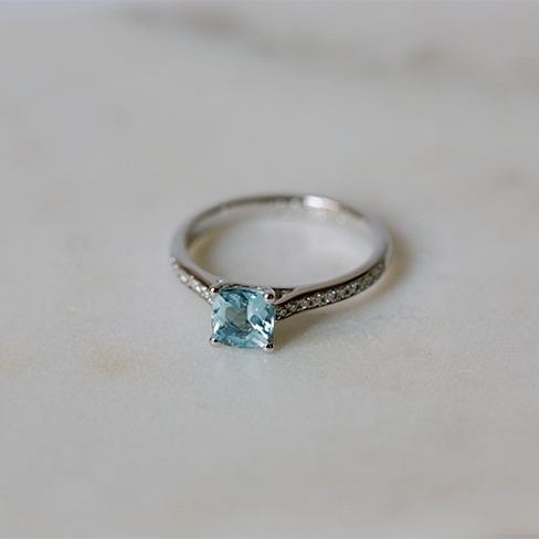 Bonito anel noivado para noivas que gostam do romantismo da cor azul. simule o seu crédito