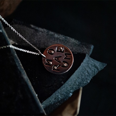 Colar com Medalha  SOPA DE LETRAS em Prata