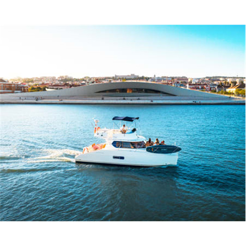 Passeio Sunset em Catamaran no Rio Tejo | 2 Horas Experiência para 1 Pessoa