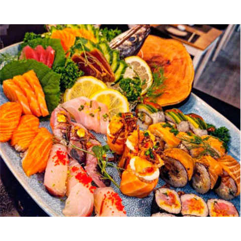 Irresistível! Sushi, Sashimi, Temakis e Sobremesa para Dois | KOI Sushi House n