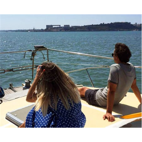 Passeio no Tejo em Catamaran a Motor - 1 Hora | Lazy Lisbon Cruises Experiência