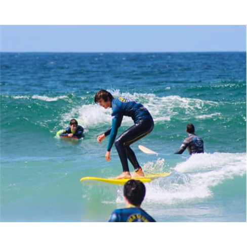 Aula de Surf em Grupo na Co... Old School Surf School Experiência para 2 Pessoa