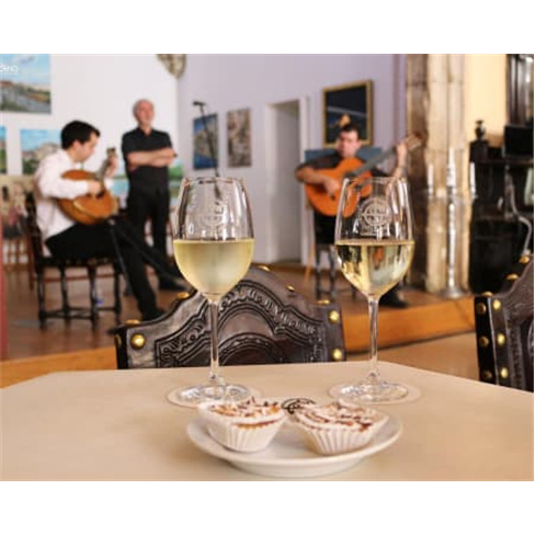 Petiscos, Vinho e Fado para Dois no Histórico Café Santa Cruz | Coimbra