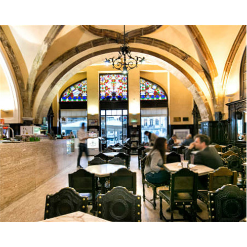 Petiscos, Vinho e Fado para Dois no Histórico Café Santa Cruz | Coimbra