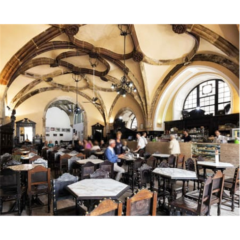 Petiscos, Vinho e Fado para Dois no Histórico Café Santa Cruz | Coimbra