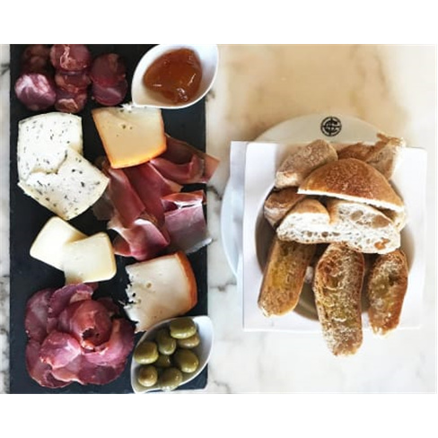 Petiscos, Vinho e Fado para Dois no Histórico Café Santa Cruz | Coimbra