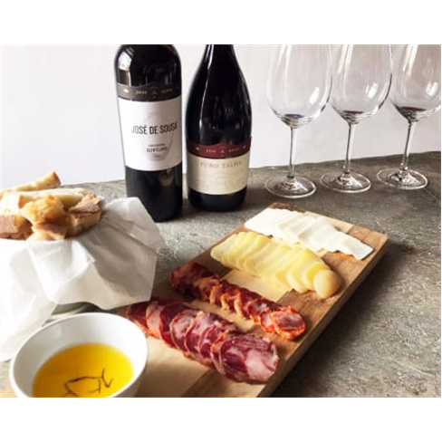 Visita Guiada + Prova de 3 Vinhos & Degustação de Produtos Regionais para Dois