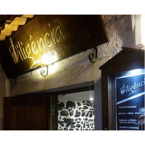 Petiscos & Vinho a Dois na Casa de Fados Mais Antiga de Coimbra | Bar Diligênci