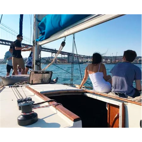 Passeio de veleiro Tejo: 2h com bebida e 6 pessoas. (51 caracteres)