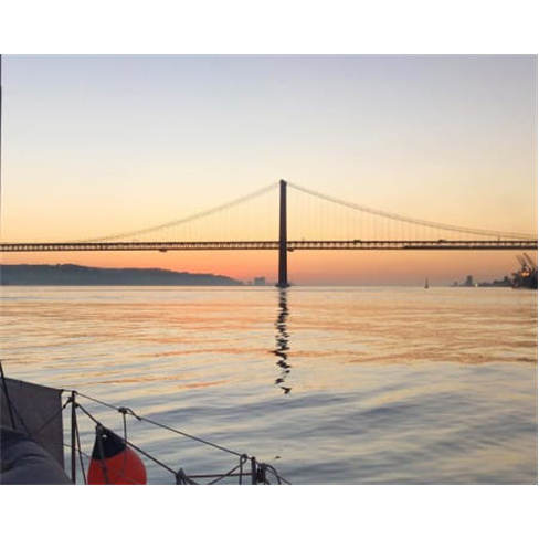 Passeio de veleiro Tejo: 2h com bebida e 6 pessoas. (51 caracteres)