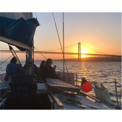Passeio de veleiro Tejo: 2h com bebida e 6 pessoas. (51 caracteres)