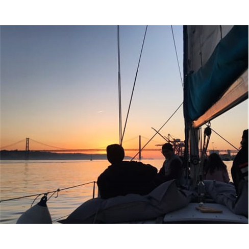 Passeio de veleiro Tejo: 2h com bebida e 6 pessoas. (51 caracteres)