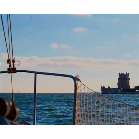 Passeio de veleiro Tejo: 2h com bebida e 6 pessoas. (51 caracteres)