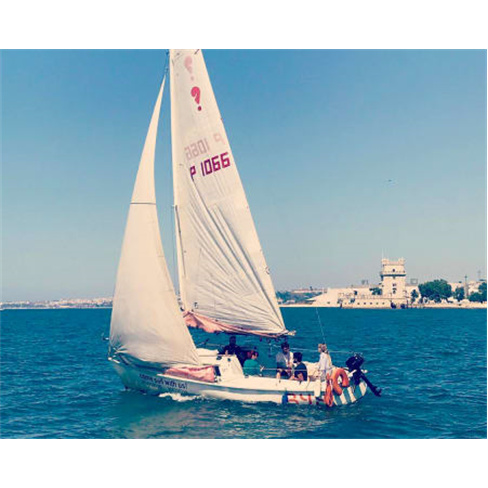 Passeio de veleiro Tejo: 2h com bebida e 6 pessoas. (51 caracteres)