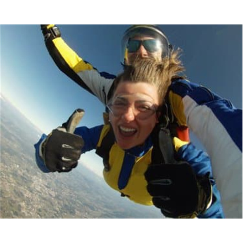 Salto Tandem: Realize o Sonho de Voar a 5000 Metros! (59 caracteres)