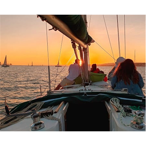 Passeio Privado de Barco no Tejo a Bordo de Veleiro | Pôr-do-Sol em Lisboa | At