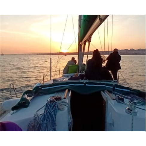 Passeio Privado de Barco no Tejo a Bordo de Veleiro | Pôr-do-Sol em Lisboa | At