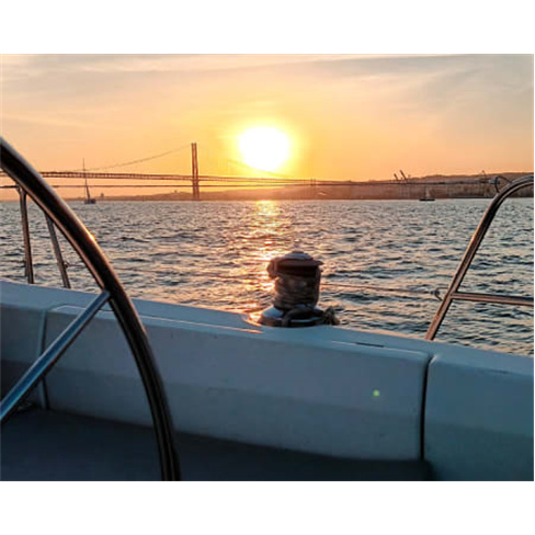 Passeio Privado de Barco no Tejo a Bordo de Veleiro | Pôr-do-Sol em Lisboa | At