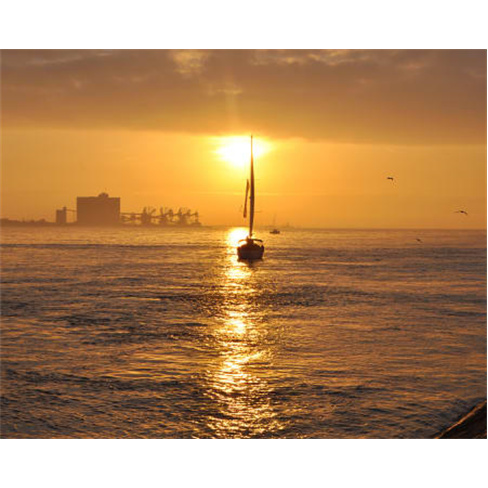 Passeio Privado de Barco no Tejo a Bordo de Veleiro | Pôr-do-Sol em Lisboa | At