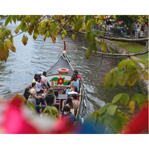 Passeio de Moliceiro na Ria... Veneza Portuguesa! Bilhete de Adulto | Época Alt