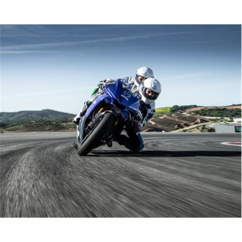 Yamaha R1: Emocionantes 2 Voltas no Autódromo de Portimão. nn(65 caracteres)