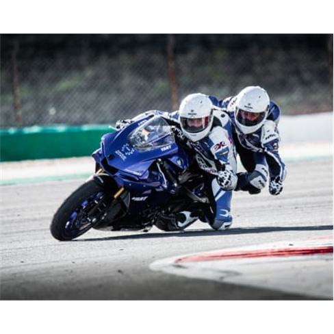 Yamaha R1: Emocionantes 2 Voltas no Autódromo de Portimão. nn(65 caracteres)