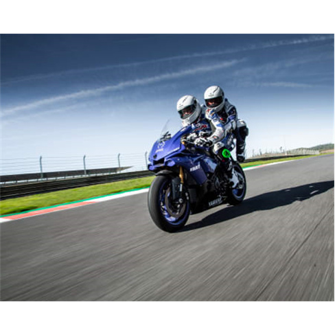 Yamaha R1: Emocionantes 2 Voltas no Autódromo de Portimão. nn(65 caracteres)