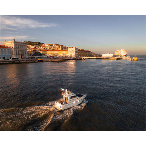Passeio de Barco Privado no...| 2 Horas | Lisbon Me Boat Tours Sunset Experience