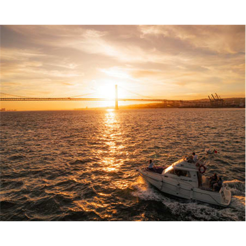 Passeio de Barco Privado no...| 2 Horas | Lisbon Me Boat Tours Sunset Experience