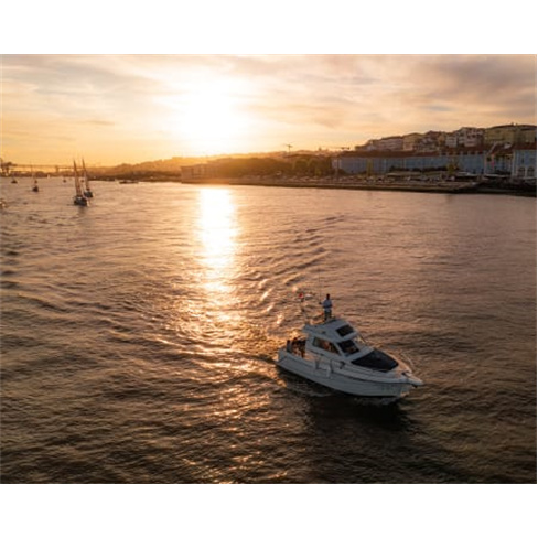 Passeio de Barco Privado no...| 2 Horas | Lisbon Me Boat Tours Sunset Experience