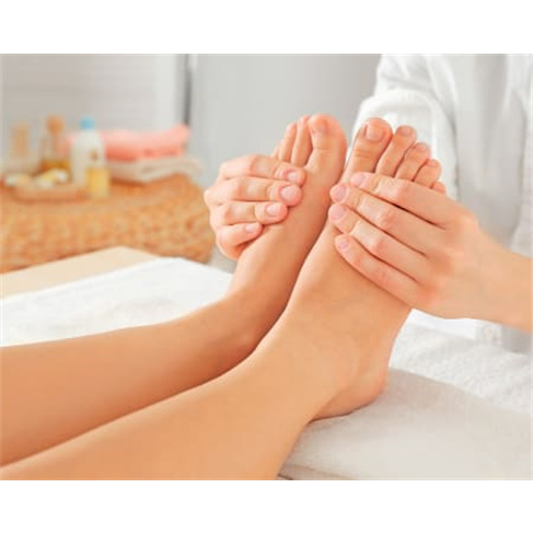 Pés mimados com Fish Spa e Pedicure | Spaccio Essência - Vilela (49 caracteres