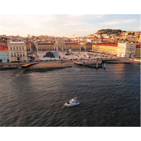 Passeio de Barco Privado no...| 2 Horas | Lisbon Me Boat Tours Sunset Experience