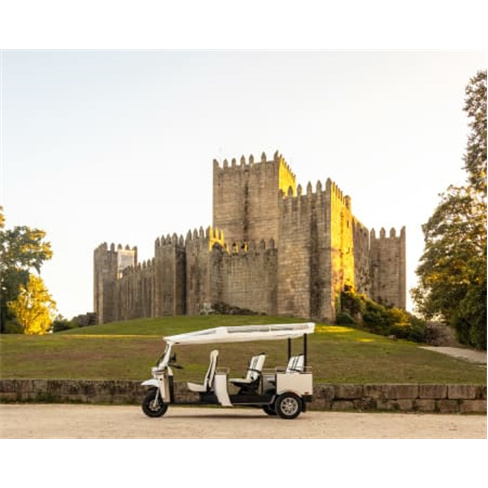 Tuk Tuk em Guimarãesn(O título contém 17 caracteres, incluindo espaços)