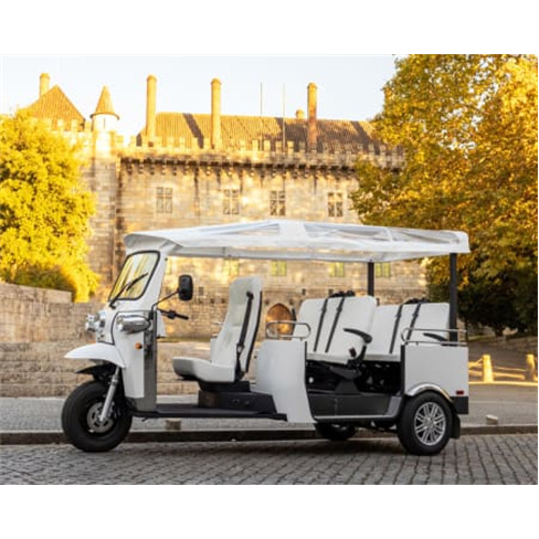 Tuk Tuk em Guimarãesn(O título contém 17 caracteres, incluindo espaços)