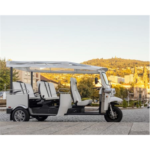 Tuk Tuk em Guimarãesn(O título contém 17 caracteres, incluindo espaços)