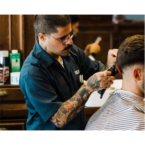 Corte Masculino na Bigorna Parlour - Foz ou Baixa do Porto c/ Barba incluída