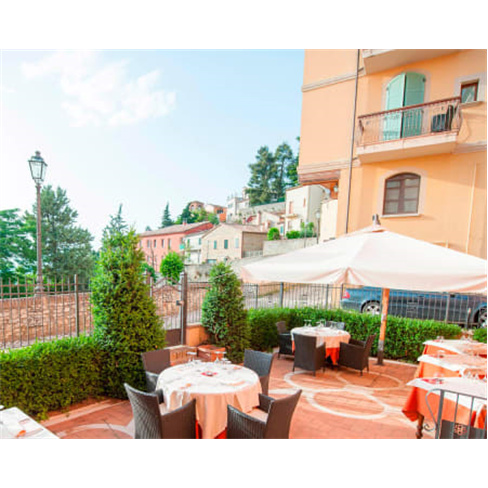 Estadia de Luxo: Jacuzzi Privado em Oste del Castello 4* + Tour Vinhos | 1 Noite