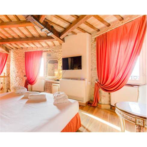 Estadia de Luxo: Jacuzzi Privado em Oste del Castello 4* + Tour Vinhos | 1 Noite