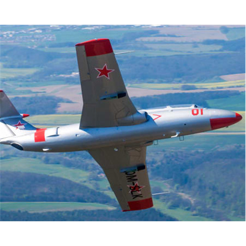 30 Minutos de Adrenalina VIP! Voa num Jato L-29 Delfin na Eslováquia