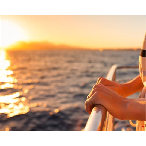 Passeio de Barco ao Pôr-do-Sol no Tejo c/ Bebida - 2h - Lisboa (+11)