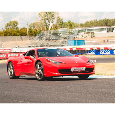 Experiência VIP: Curso de Condução Desportiva & 18 Voltas em Pista | Itália