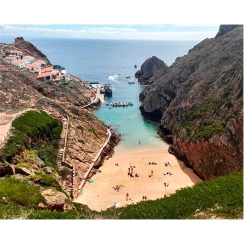 Passeio de Catamaran com "Fundo de Vidro" em Peniche com Desembarque nas Berle