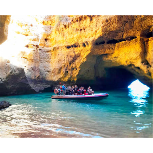 Explora as Grutas Secretas e Pegadas de Dinossauro com o Cape Cruiser em Sagres.