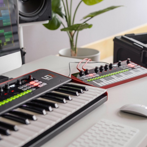 IK Multimedia - Sintetizador UNO Synth Pro