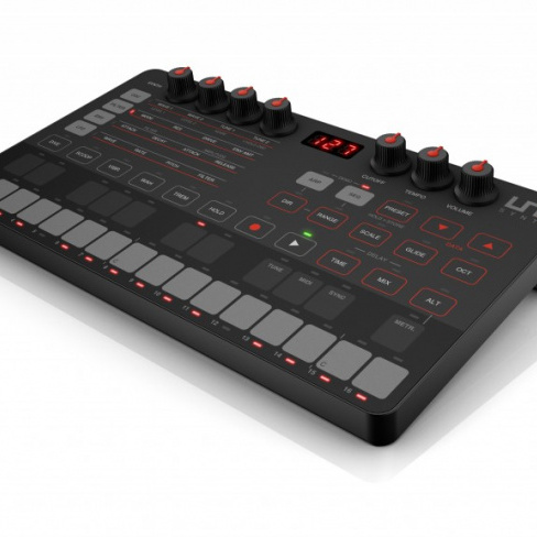 IK Multimedia - Sintetizador UNO Synth